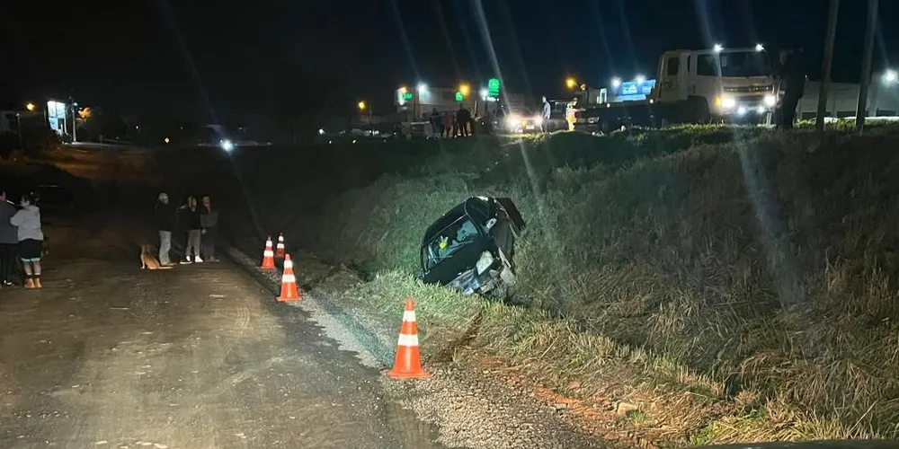 Veículo caiu na lateral da pista e ficou atolado
