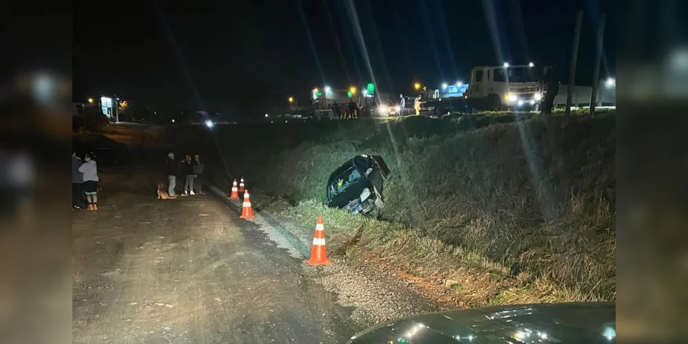 Veículo caiu na lateral da pista e ficou atolado