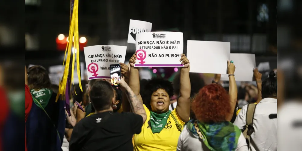 Manifestantes foram às ruas contra PL que equipara aborto a homicídio