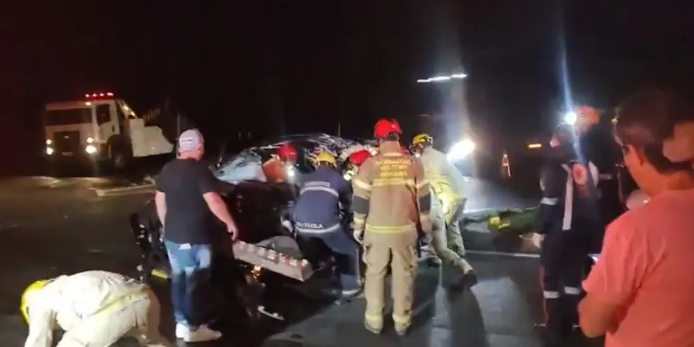 Após a colisão, do tipo transversal, o motorista ficou preso às ferragens