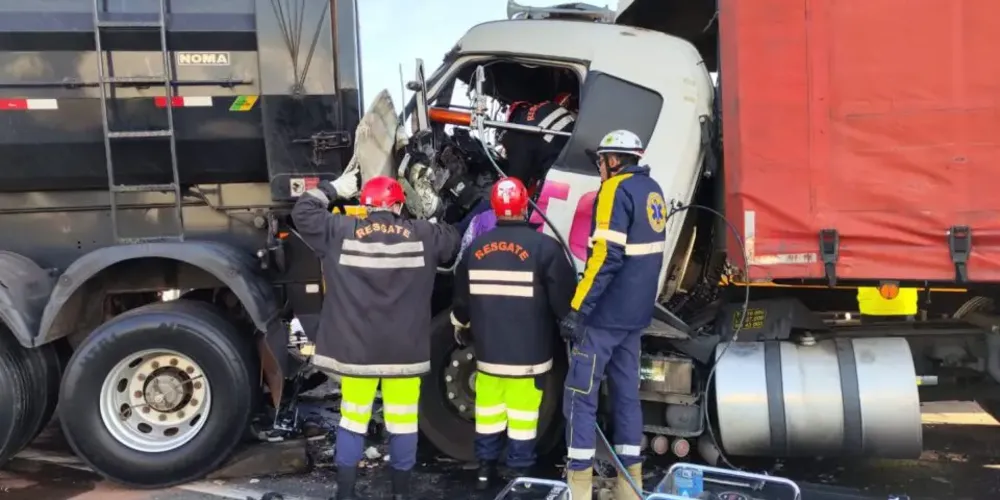 Um dos motoristas envolvidos no acidente ficou preso às ferragens