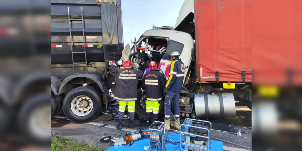 Um dos motoristas envolvidos no acidente ficou preso às ferragens