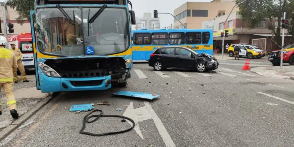 O ônibus foi atingido por um carro em um cruzamento