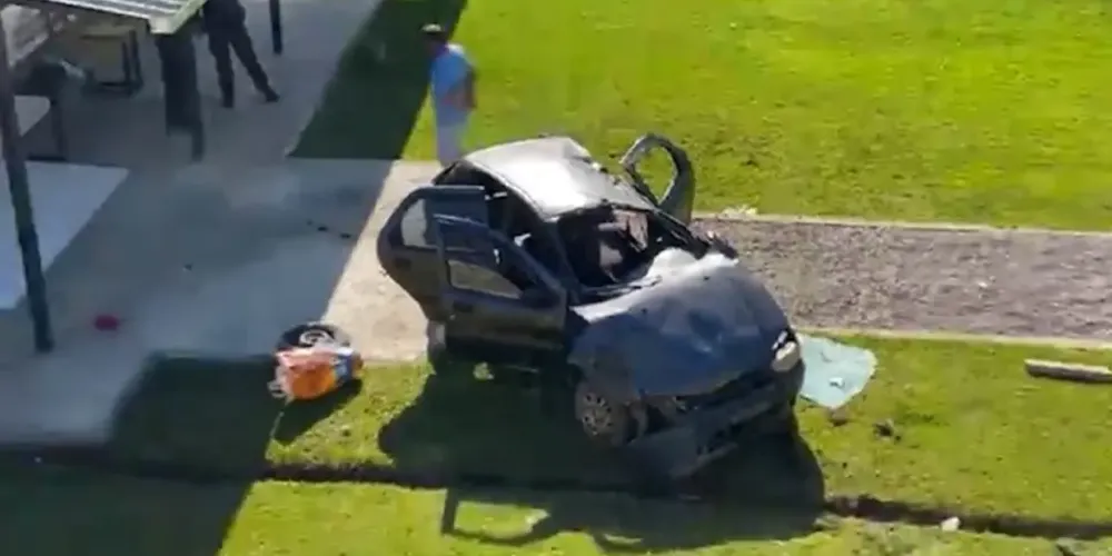 O carro capotou e bateu em um barranco. Desgovernado, o Palio caiu em uma chácara