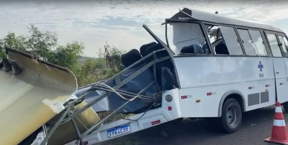 O acidente ocorreu por volta das 5h30, no km 93 da rodovia SP-191, que é de pista simples