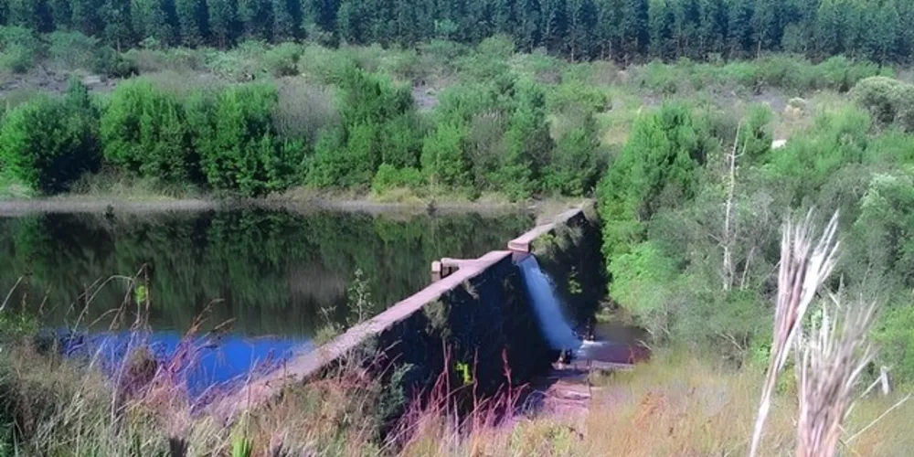 O volume de água captado por este sistema, é de aproximadamente 25L/s