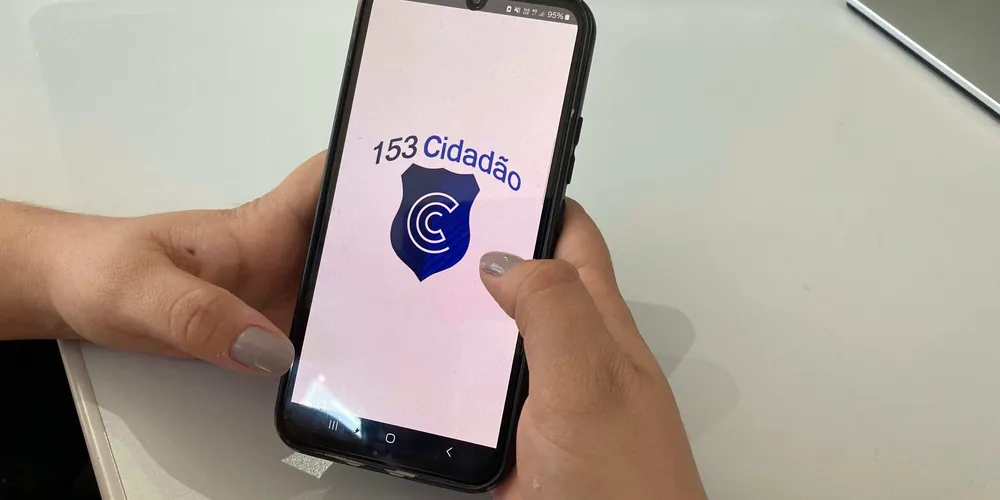O app oferece a possibilidade de realizar denúncias e até mesmo solicitar uma viatura