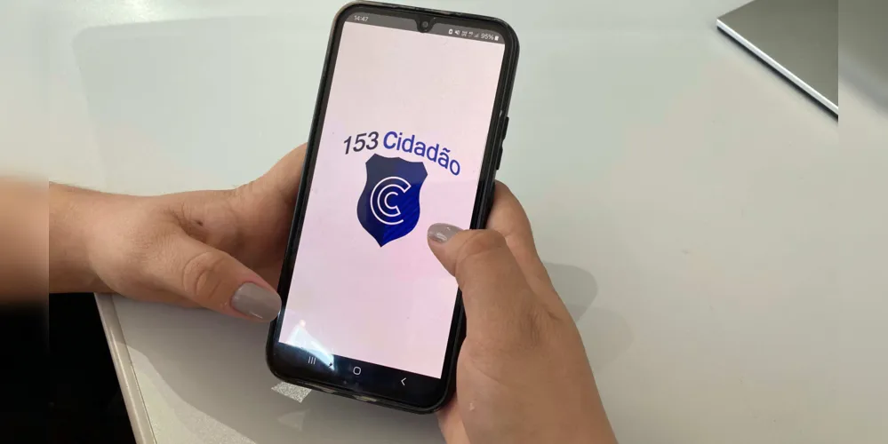 O app oferece a possibilidade de realizar denúncias e até mesmo solicitar uma viatura