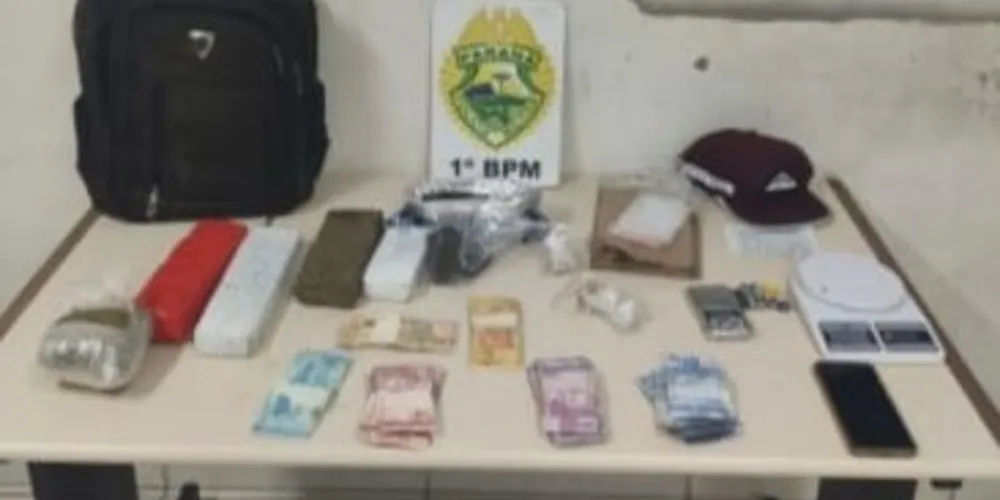 No carro teriam sido encontrados certa quantia de dinheiro em notas diversas, além de aproximadamente 2,5 kg de substância semelhante à maconha, 104 gramas de substância semelhante ao crack e duas balanças de precisão