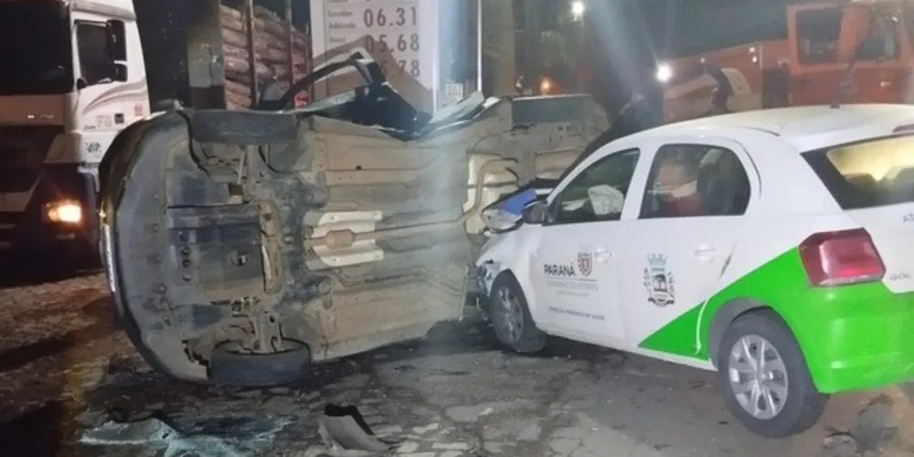Colisão aconteceu na madrugada desta quinta-feira (16)