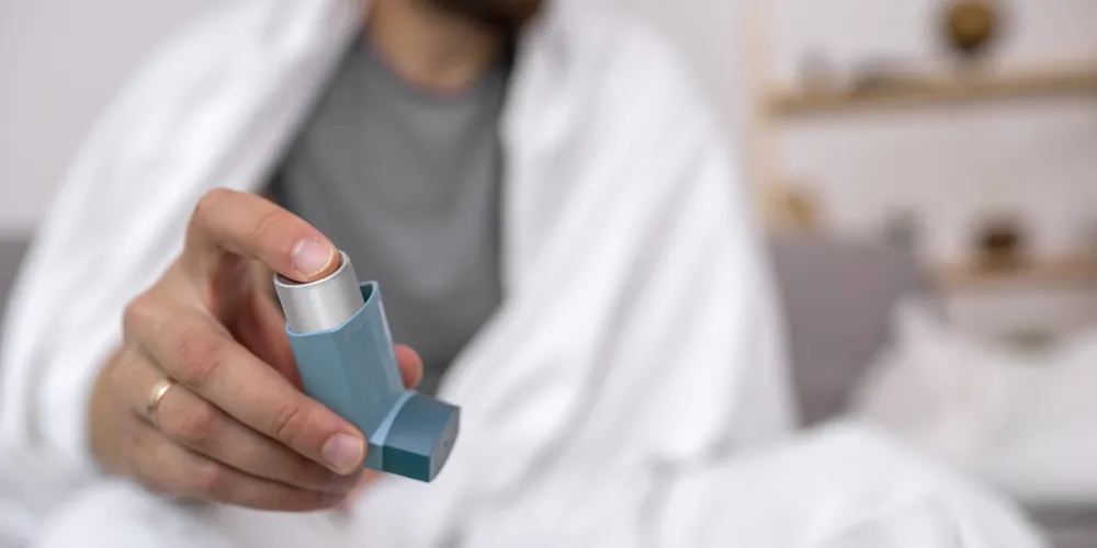 A doença pode ser desencadeada por diversos fatores, incluindo alérgenos, exercício físico e infecções