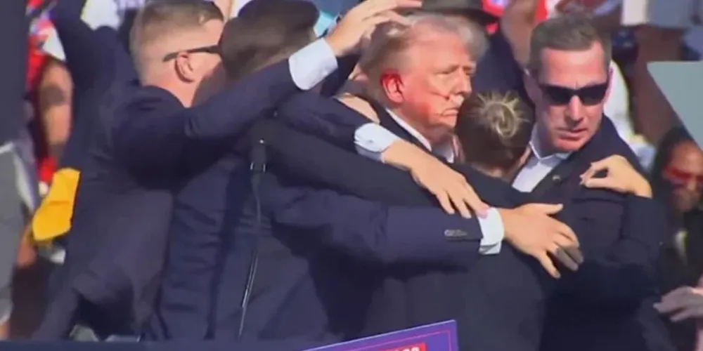 Donald Trump caiu após tiros, durante comício