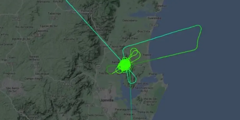 Avião de pequeno porte caiu em uma área de mata e de difícil acesso