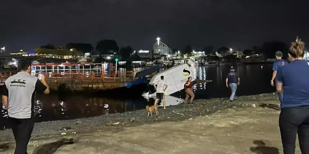 Mesmo com os gritos pedindo para que o barqueiro parasse de arrastar o carro, o veículo acabou dentro da água