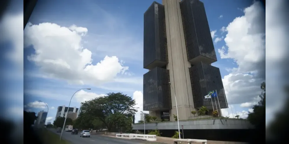 A alta recente do dólar e o aumento das incertezas fizeram o Banco Central (BC) diminuir o ritmo do corte de juros