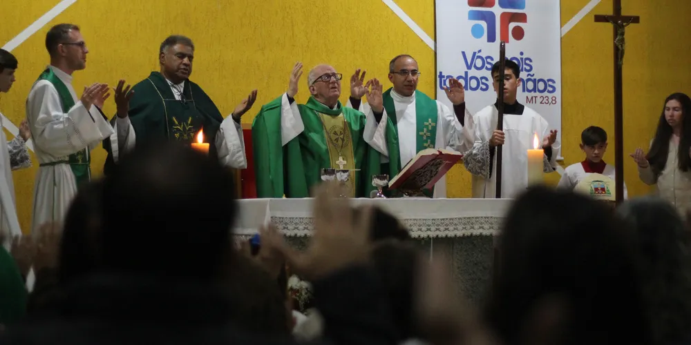 Após a comunhão, houve o rito da bênção da pedra fundamental