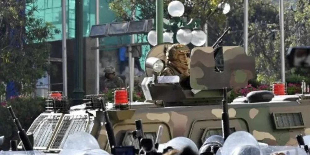 Imagem mostra um soldado em um veículo blindado posicionado em frente ao Palácio Quemado, na Plaza de Armas, em La Paz, nessa quarta-feira (26)