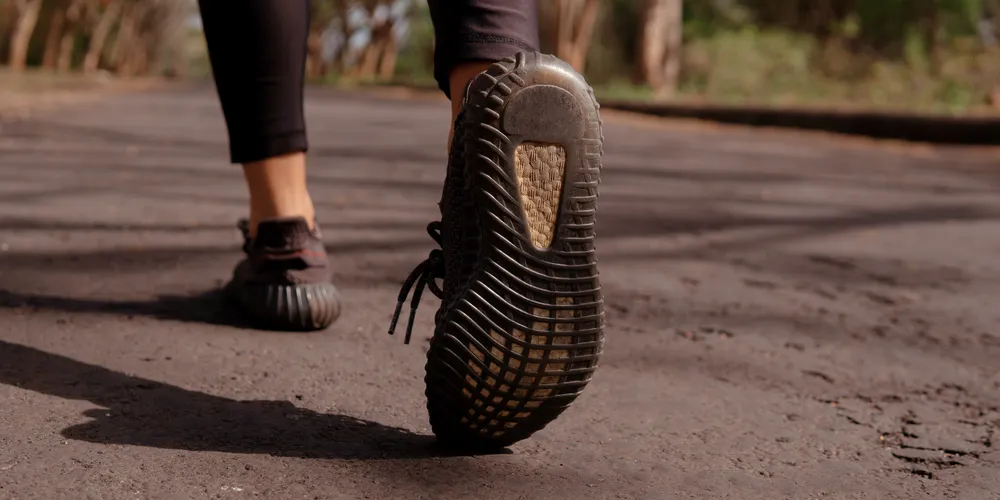 A investigação mostra que a caminhada regular é um tratamento eficaz para combater a dor na lombar