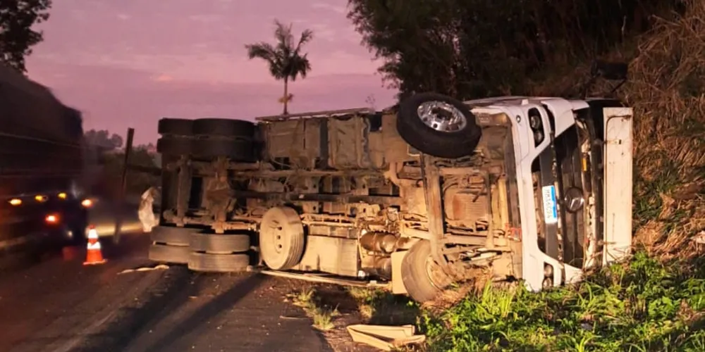 Acidente aconteceu por volta das 05h desta segunda-feira (17)
