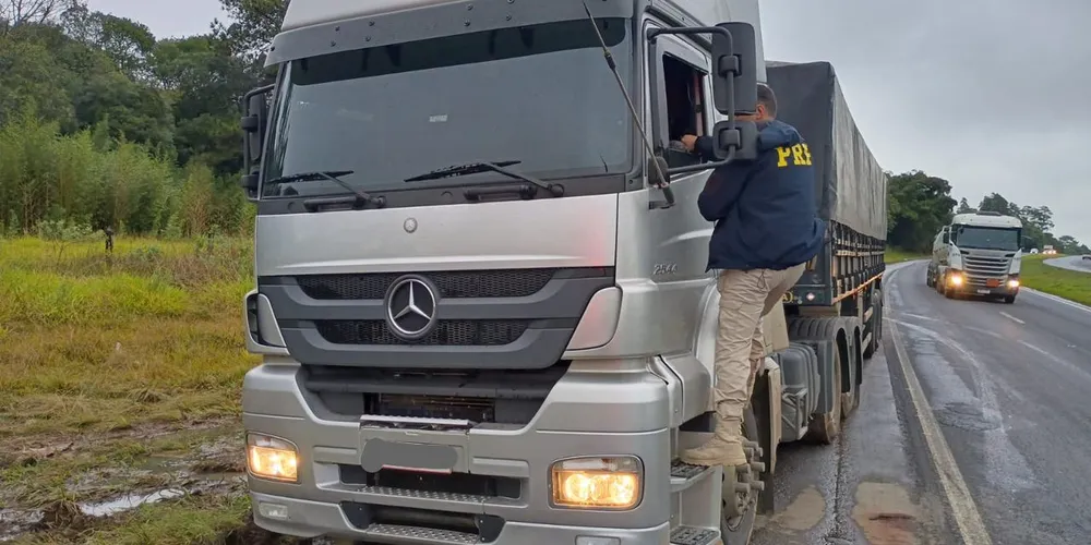 No local, os policiais se depararam com o motorista apoiado, que não respondia a chamados, aparentemente sem sinais vitais e com a pele arroxeada