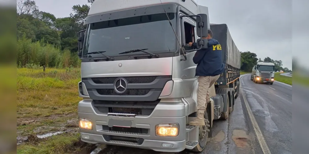 No local, os policiais se depararam com o motorista apoiado, que não respondia a chamados, aparentemente sem sinais vitais e com a pele arroxeada