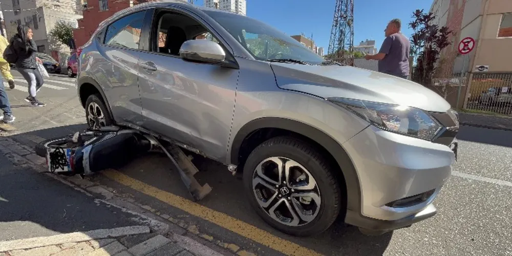 A motocicleta foi arrastada por mais de 50 metros