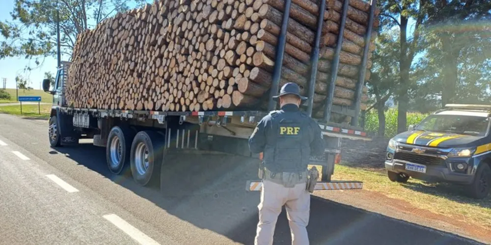 PRF flagra caminhão transportando carga de madeira sem amarração no Paraná