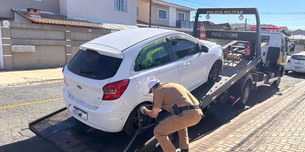 Veículo foi roubado nesta madrugada