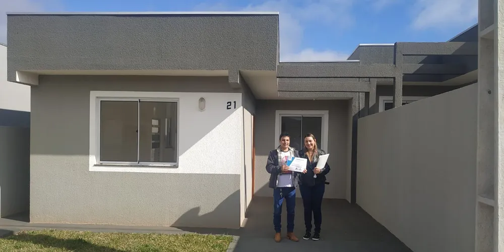 Casas possuem dois quartos, sala, banheiro social, cozinha, área de serviço e garagem