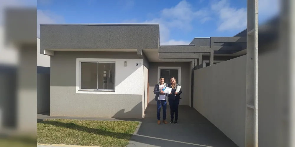 Casas possuem dois quartos, sala, banheiro social, cozinha, área de serviço e garagem