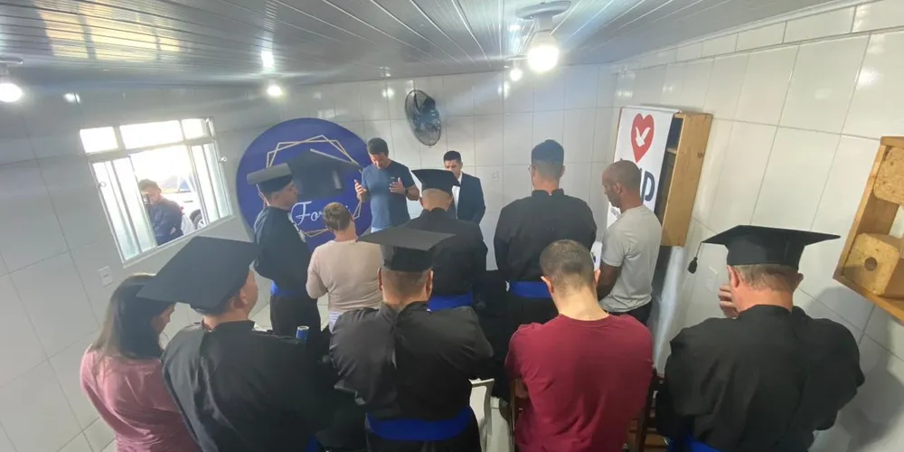 A Universal emprestou as becas utilizadas na cerimônia e decorou o local