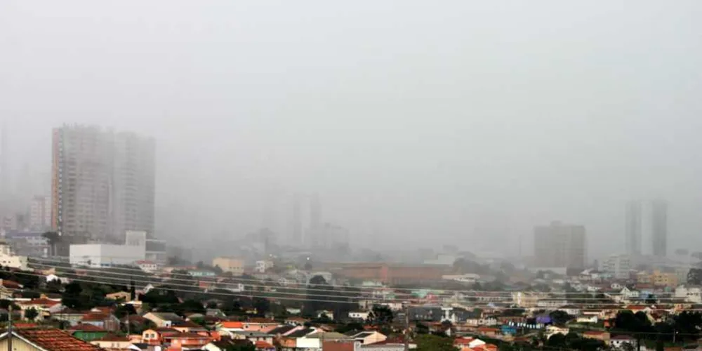 A frente fria continua avançando sobre o Paraná, provocando chuvas e alguns raios