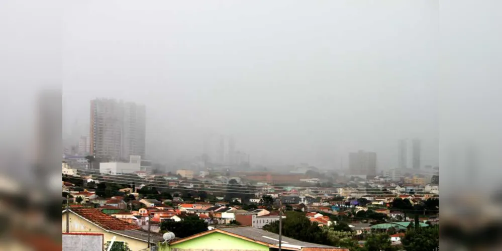 A frente fria continua avançando sobre o Paraná, provocando chuvas e alguns raios