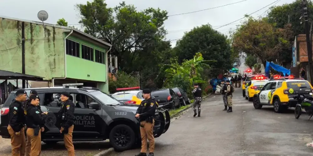 Os policiais receberam uma informação de que o suspeito estaria sem a tornozeleira e foram verificar o caso