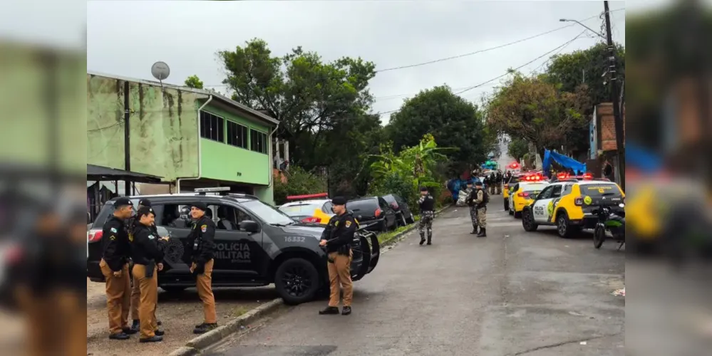 Os policiais receberam uma informação de que o suspeito estaria sem a tornozeleira e foram verificar o caso