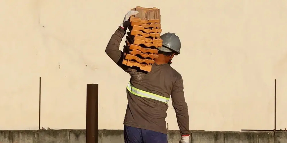 Construtora terá que indenizar profissional demitido após um dia de trabalho