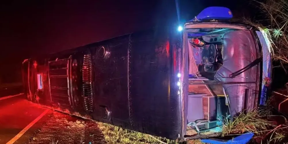 Ônibus tomba em Cruzmaltina e deixa cinco feridos