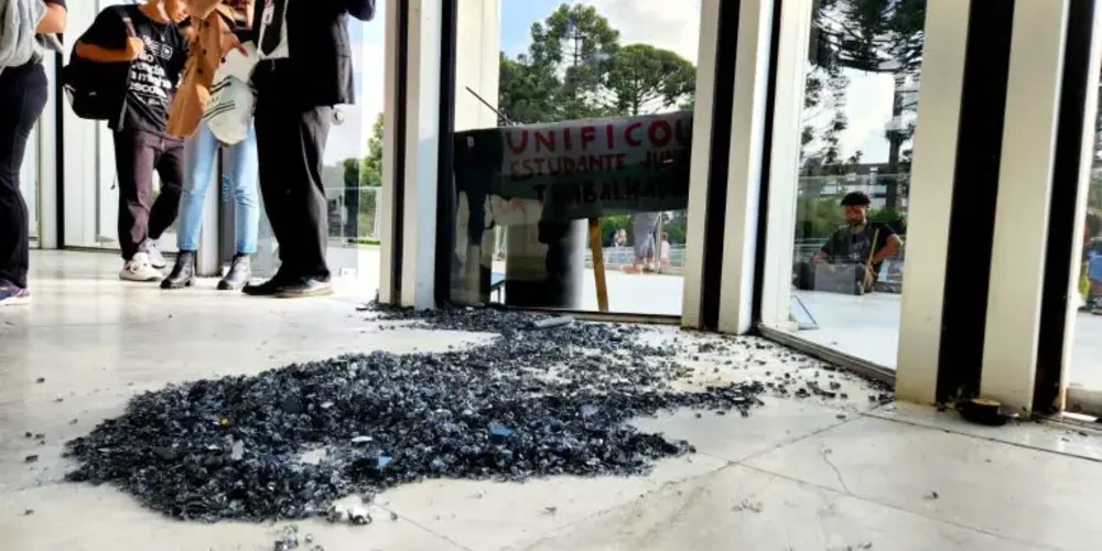 Manifestação marcou início da greve de professores contra a terceirização da gestão dos colégios estaduais