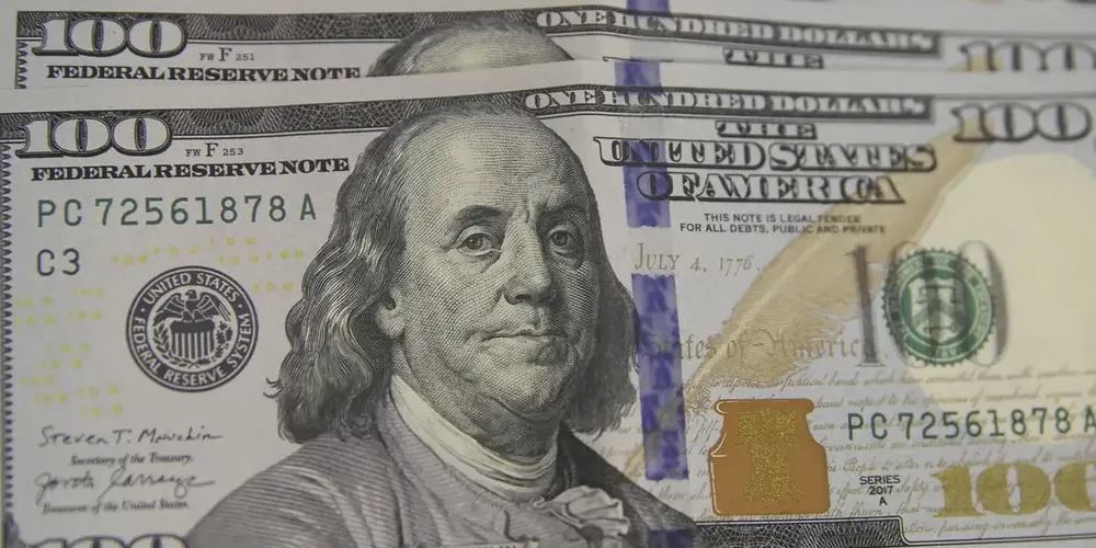 O dólar comercial encerrou esta segunda-feira (1º), vendido a R$ 5,653