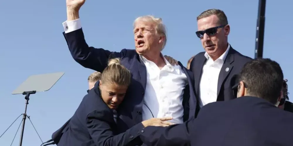 Donald Trump saiu do palco escoltado por agentes do Serviço Secreto