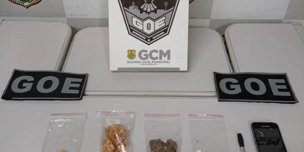 Pochete continha 65 gramas de crack, 06 gramas de cocaína, 22 gramas de maconha e um celular