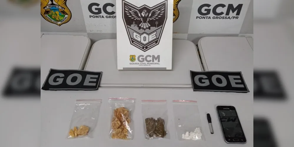 Pochete continha 65 gramas de crack, 06 gramas de cocaína, 22 gramas de maconha e um celular