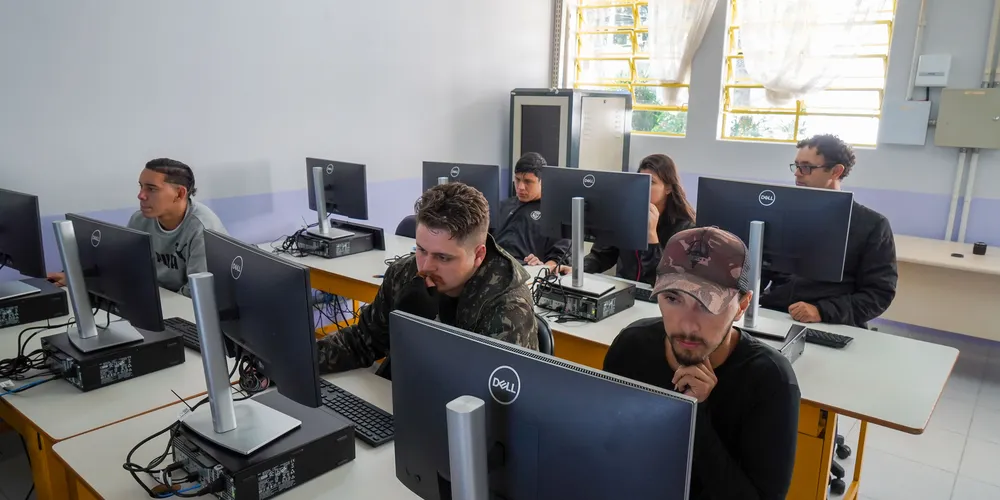 A modalidade permite que o interessado retome os estudos do Ensino Fundamental II ou do Ensino Médio.