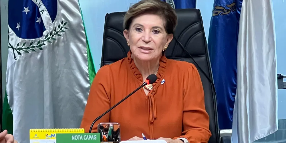 Prefeita Elizabeth assina o documento em solenidade que ocorre na rodoviária intermunicipal