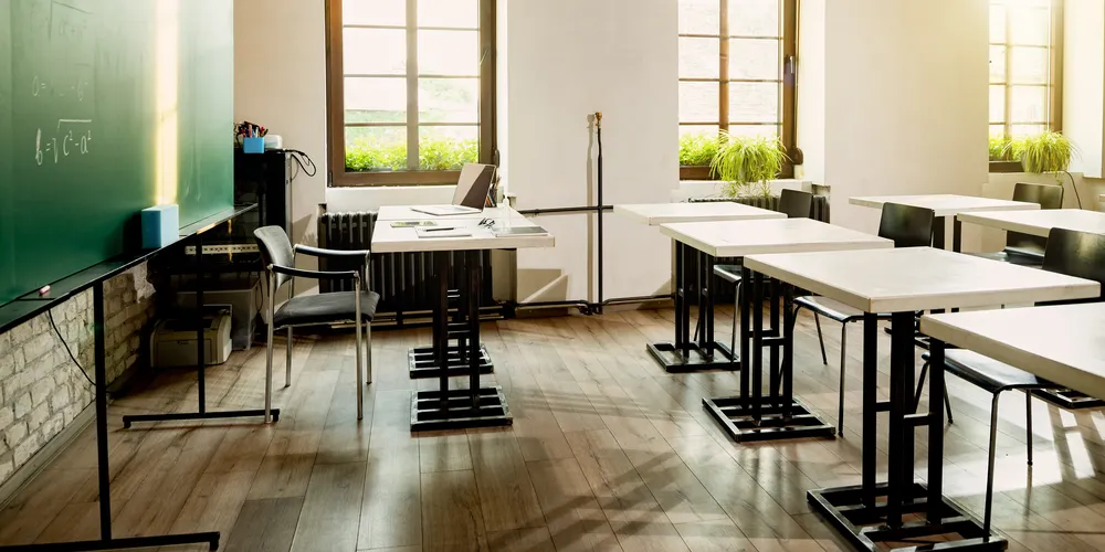 Esse atalho tem sido utilizado por muitos jovens que conseguem aprovação no concurso para ingresso na universidade antes de terminarem o ensino médio regular.