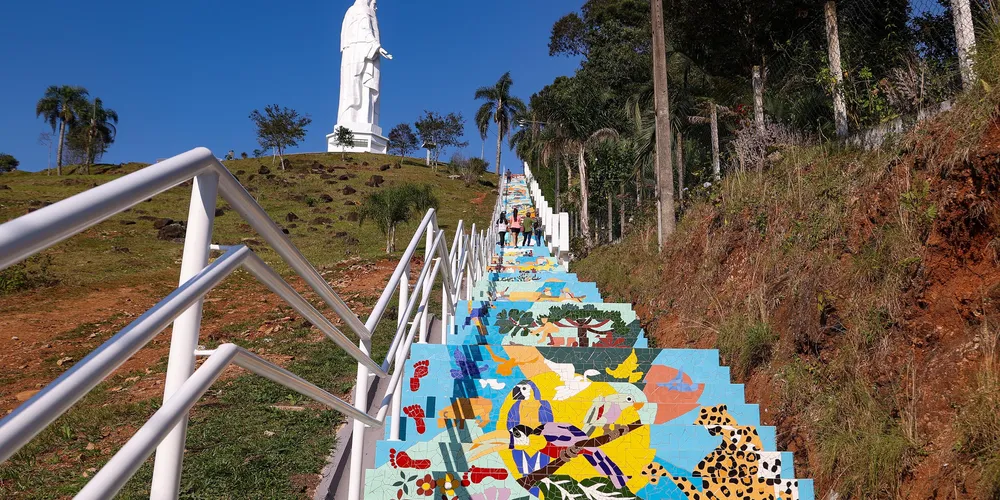 São 227 degraus que contam, em mosaicos coloridos, a história de União da Vitória