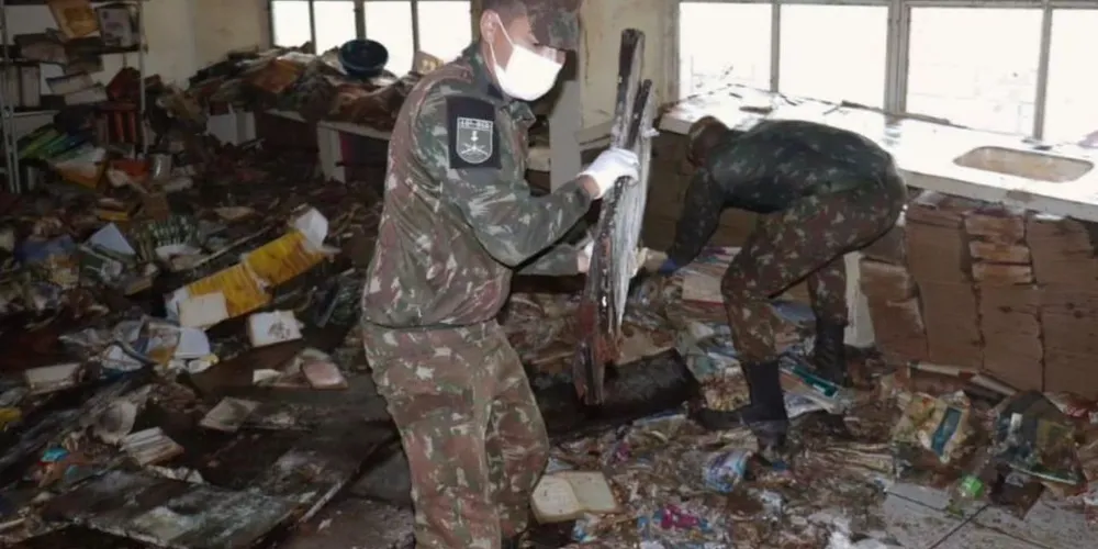 Militares do Exército de PG limpam escolas no Rio Grande do Sul
