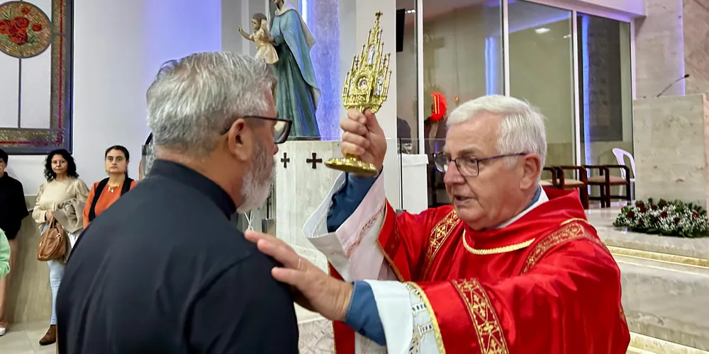 A relíquia de Santa Rita fica exposta durante as missas.