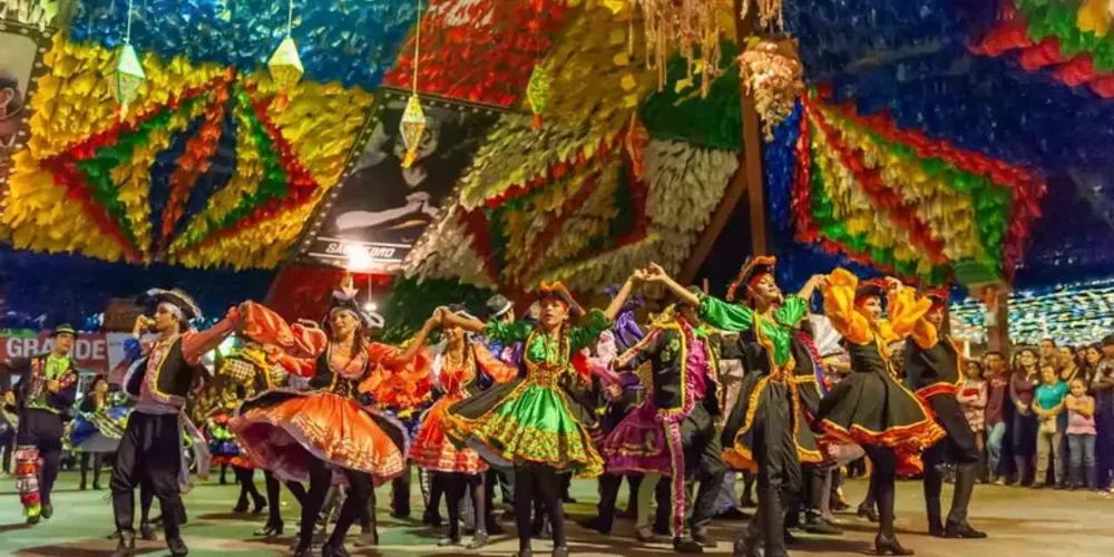 A festa junina é uma celebração católica a três santos: São João, o mais popular e venerado durante esta época, Santo Antônio e São Pedro