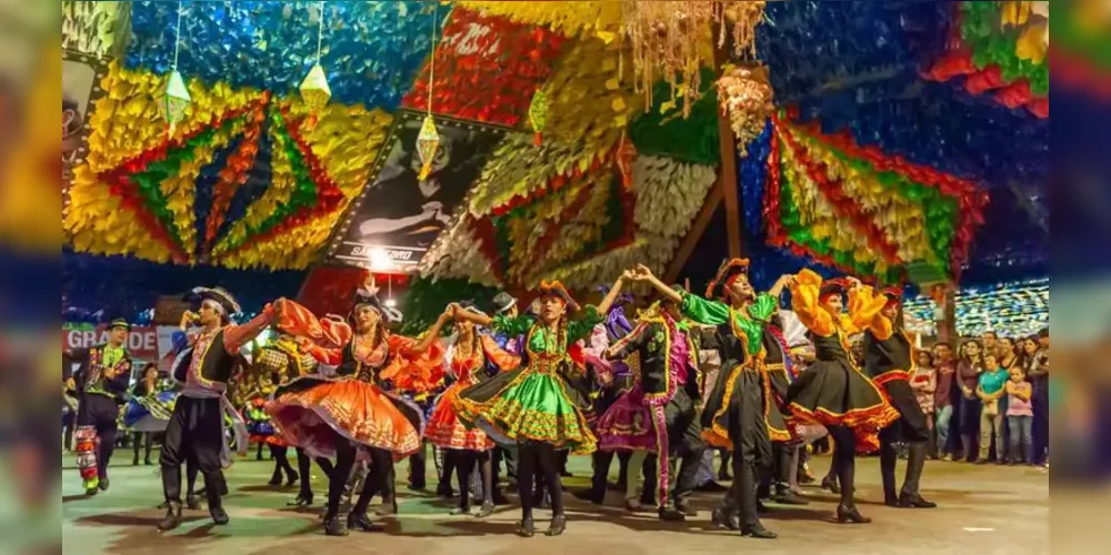 A festa junina é uma celebração católica a três santos: São João, o mais popular e venerado durante esta época, Santo Antônio e São Pedro